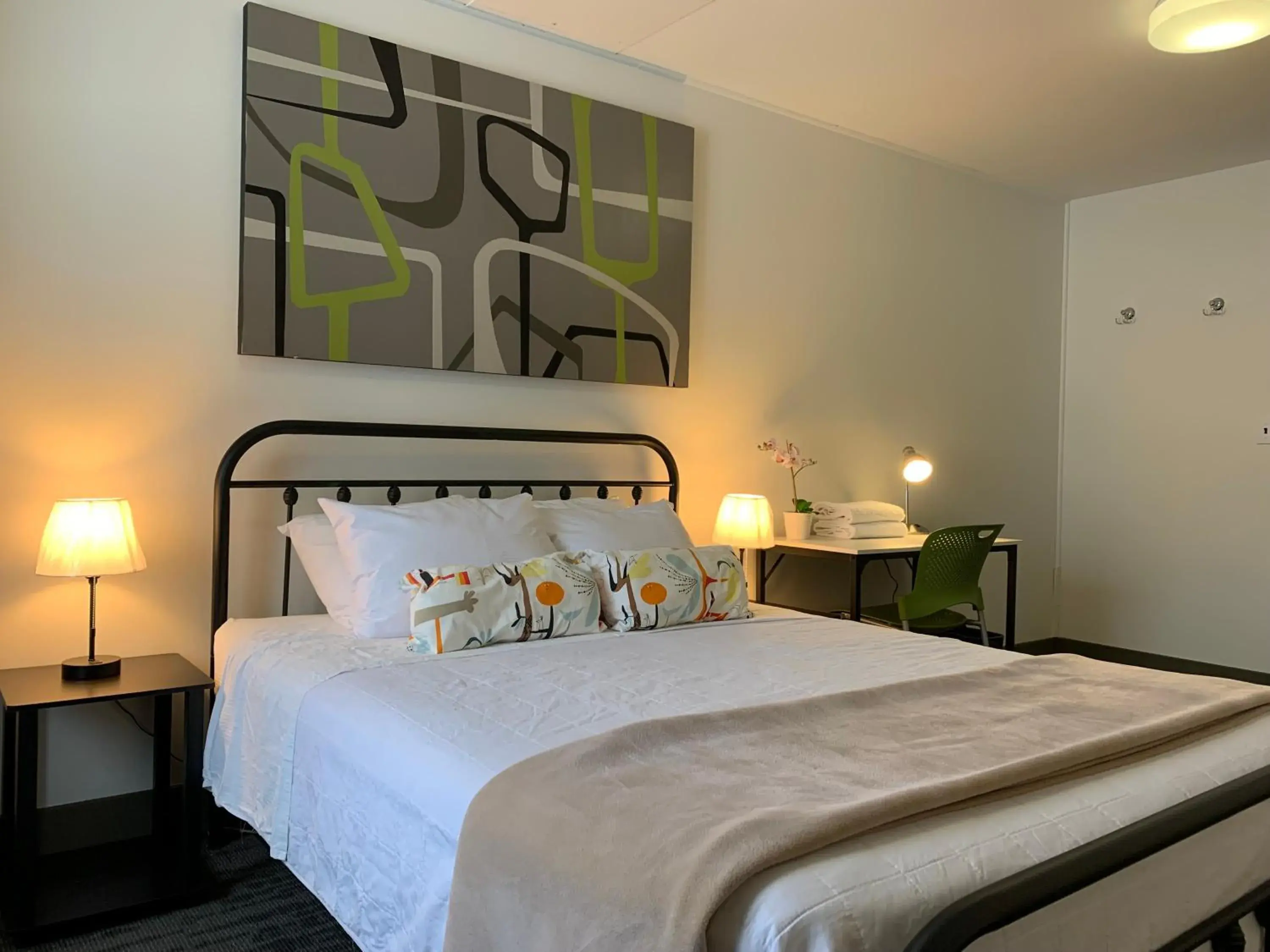 Standard Queen Room in HI Calgary City Centre - Hostel Standard Queen Room in HI Calgary City Centre - Hostel