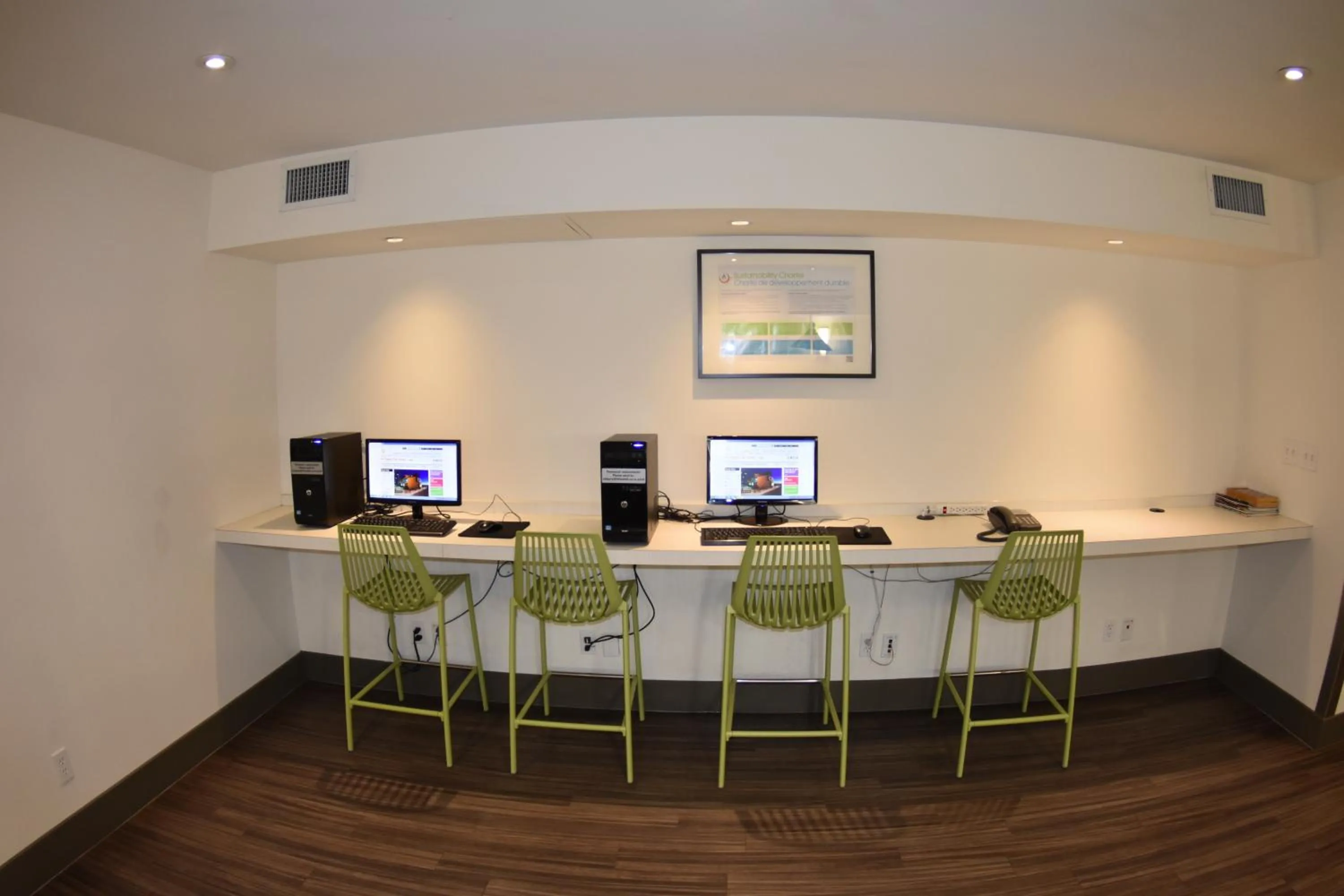 Communal lounge/ TV room in HI Calgary City Centre - Hostel