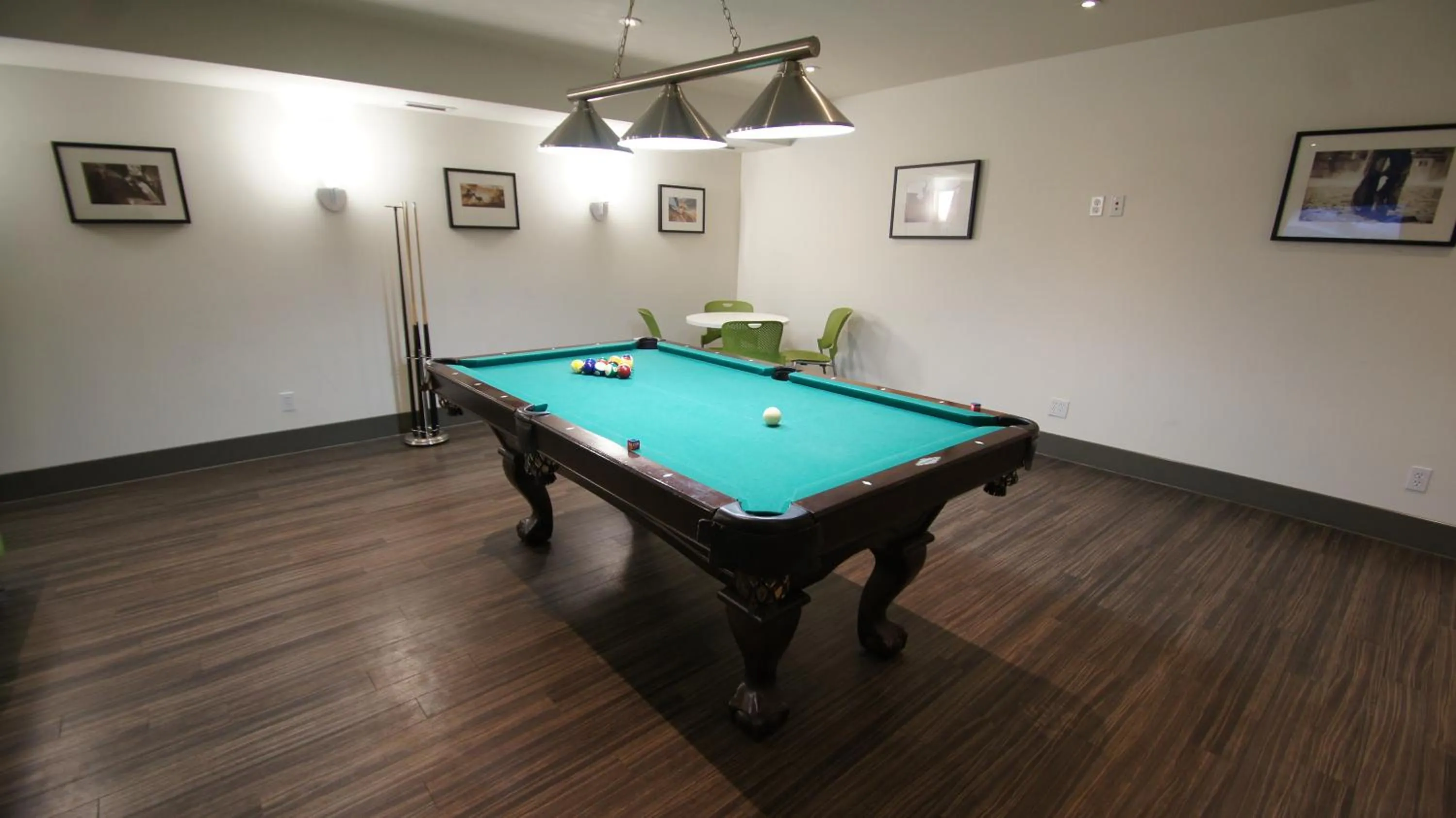 Communal lounge/ TV room in HI Calgary City Centre - Hostel