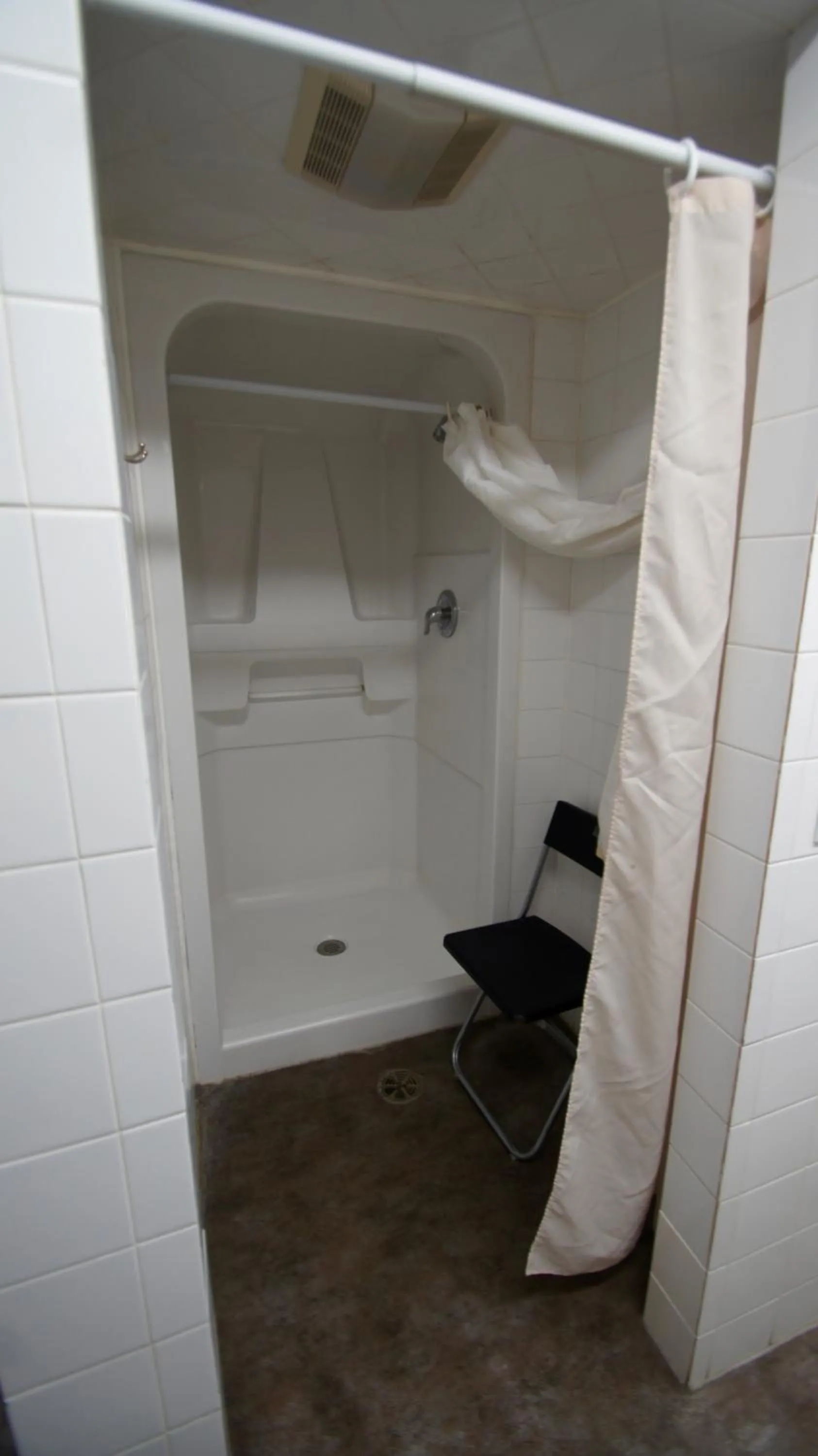 Shower in HI Calgary City Centre - Hostel