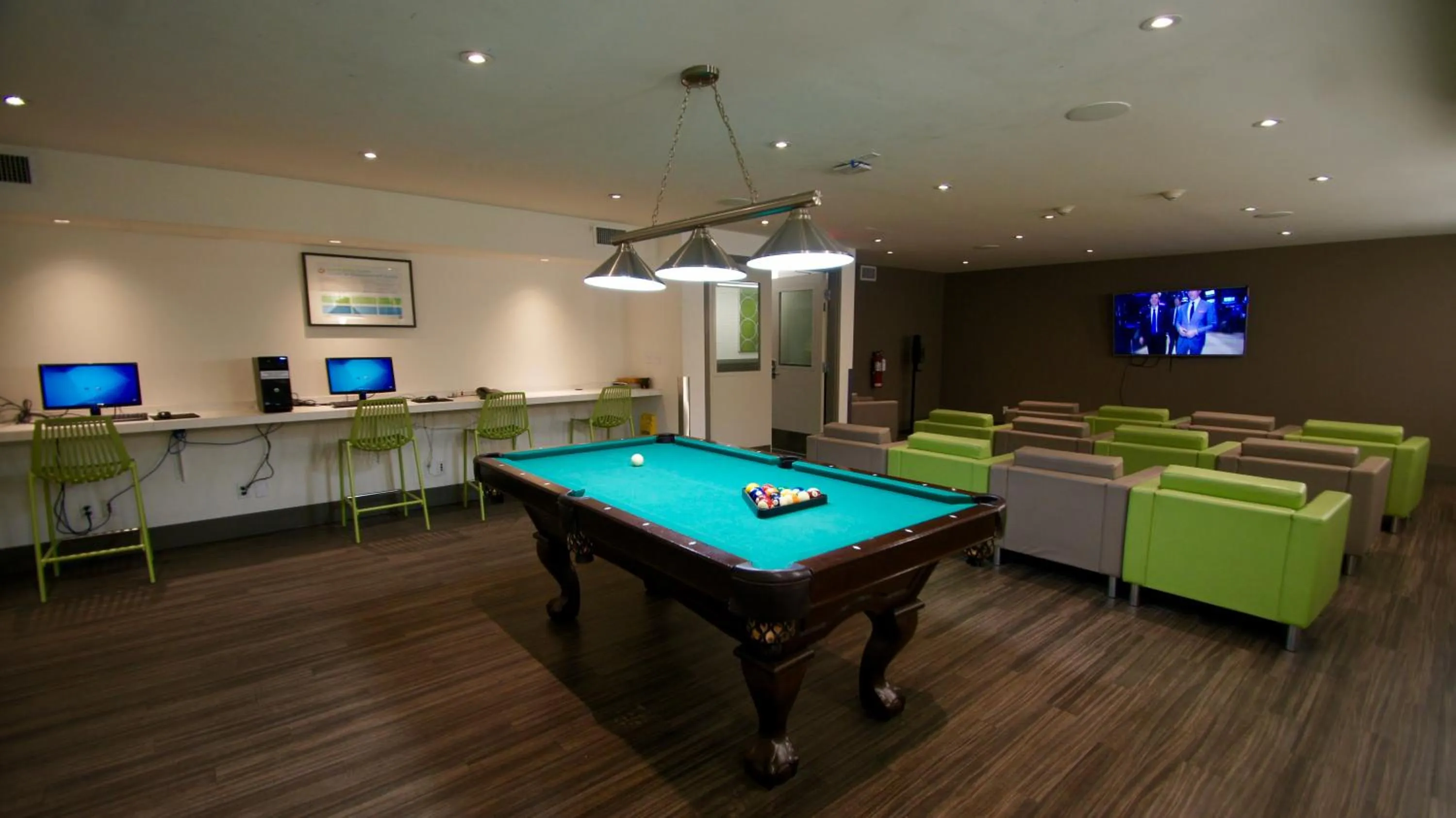 Communal lounge/ TV room in HI Calgary City Centre - Hostel