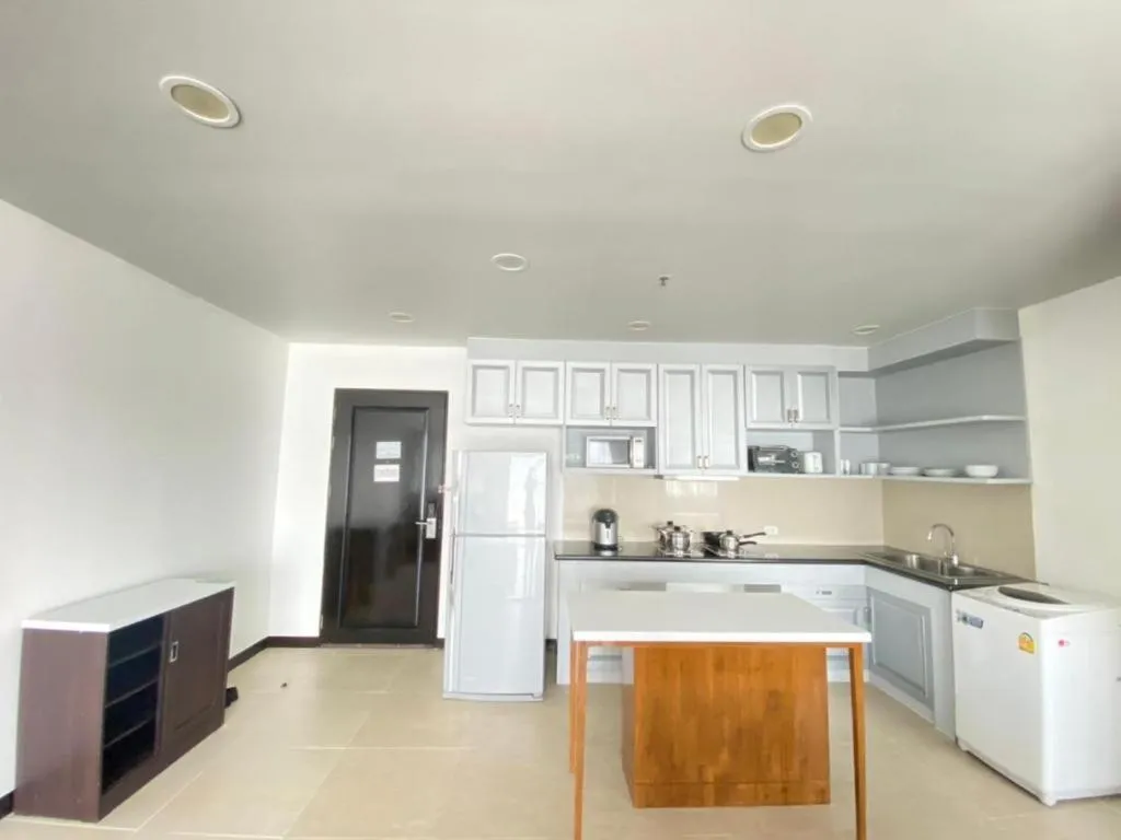 J Town serviced Apartments&hotel