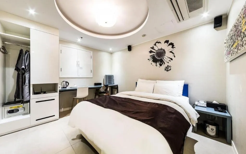 Bed in Nox Boutique Hotel