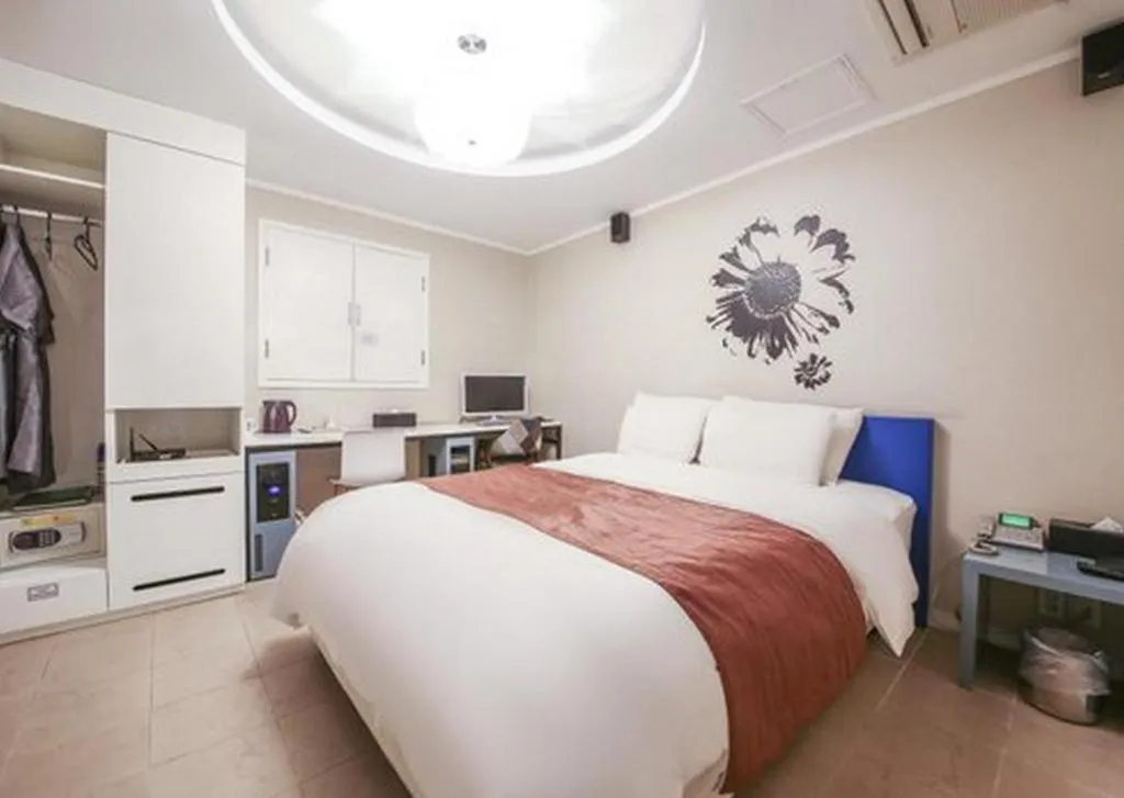 Bed in Nox Boutique Hotel