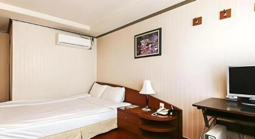 Bed in Mirabell Motel