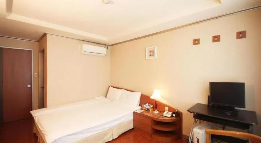 Bed in Mirabell Motel Bed in Mirabell Motel