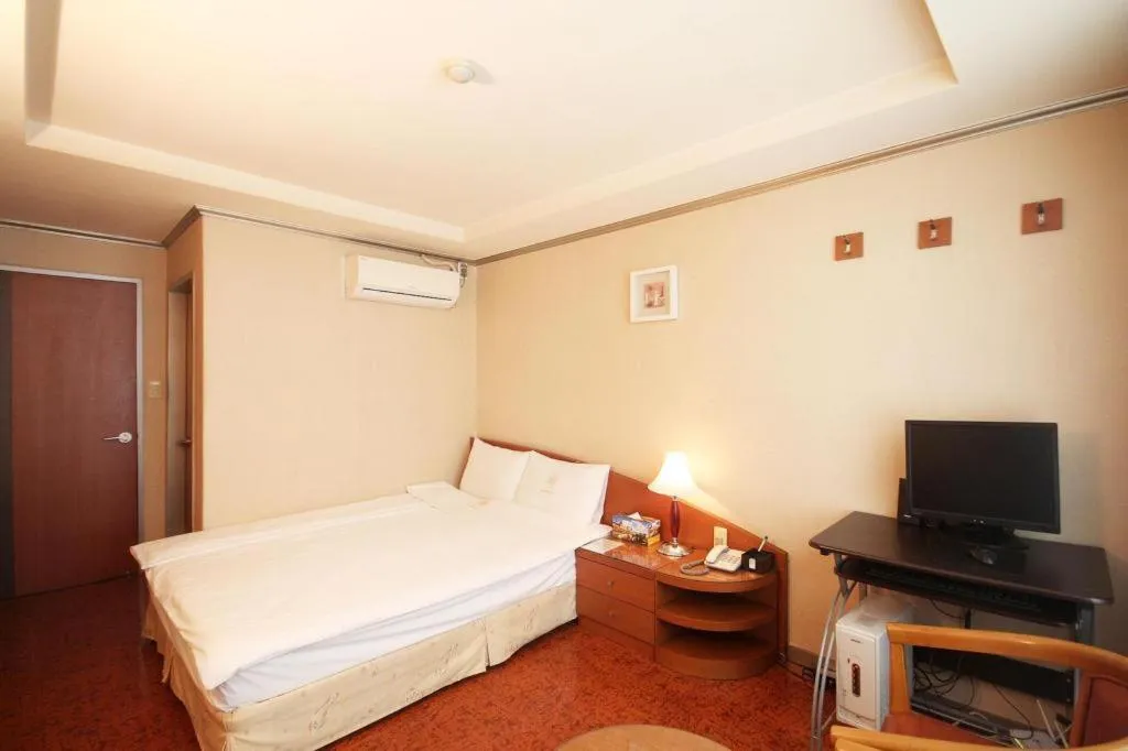 Bed in Mirabell Motel