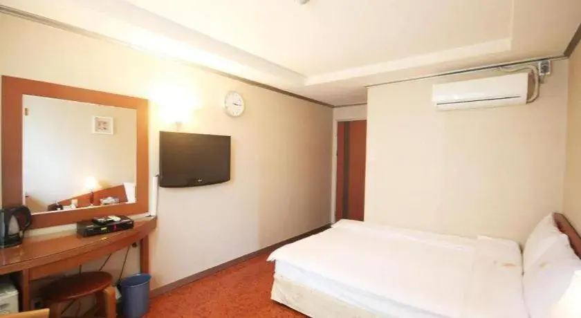 Bed in Mirabell Motel Bed in Mirabell Motel