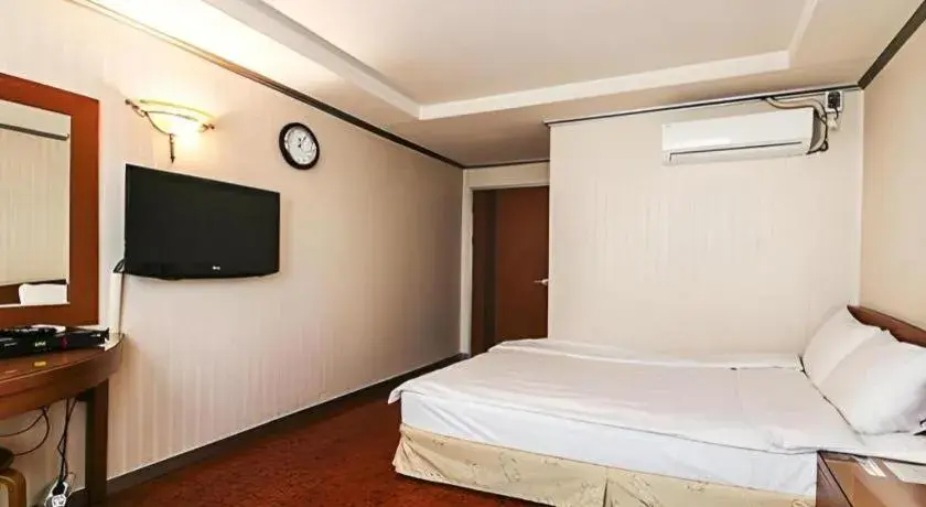 Bed in Mirabell Motel Bed in Mirabell Motel