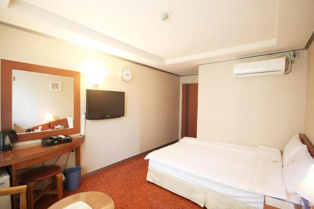 Bed in Mirabell Motel