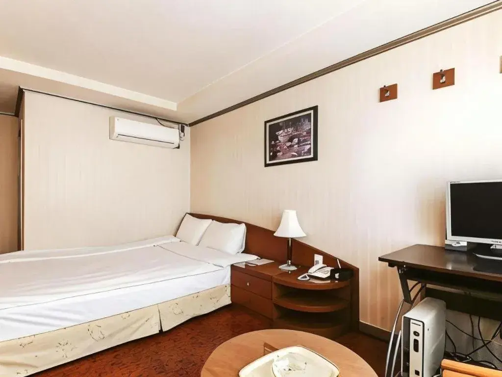 Bed in Mirabell Motel Bed in Mirabell Motel