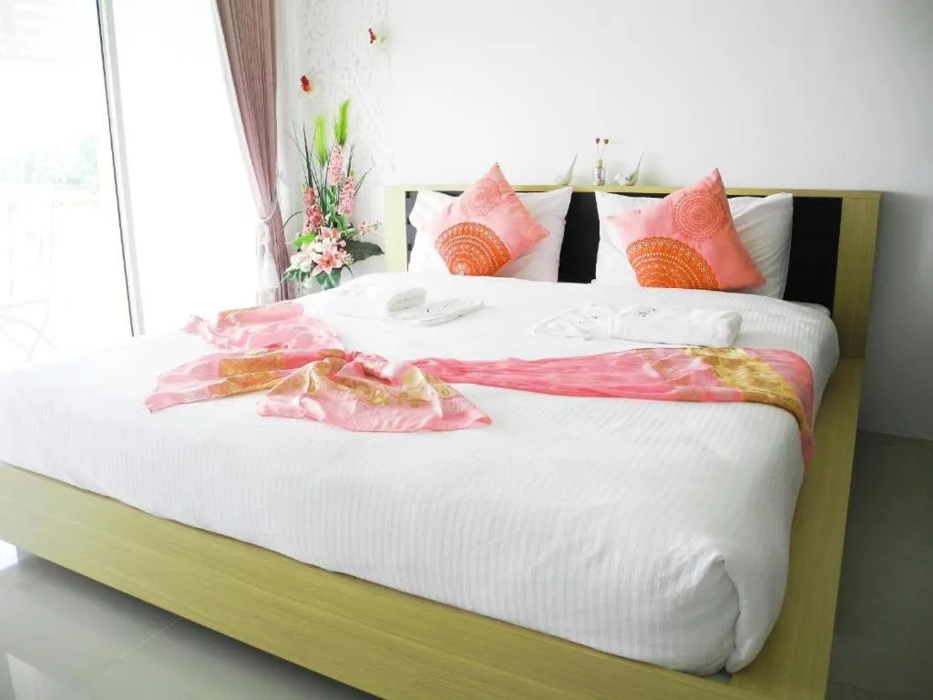 Bed in Phet Cha-am Plaza&Resort
