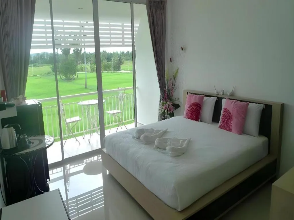 Bed in Phet Cha-am Plaza&Resort