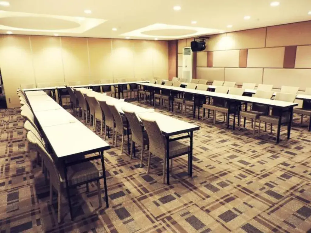 Dewarna Hotel and Convention Bojonegoro Dewarna Hotel and Convention Bojonegoro