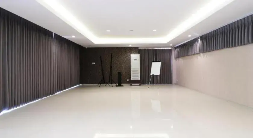 Dewarna Hotel and Convention Bojonegoro Dewarna Hotel and Convention Bojonegoro