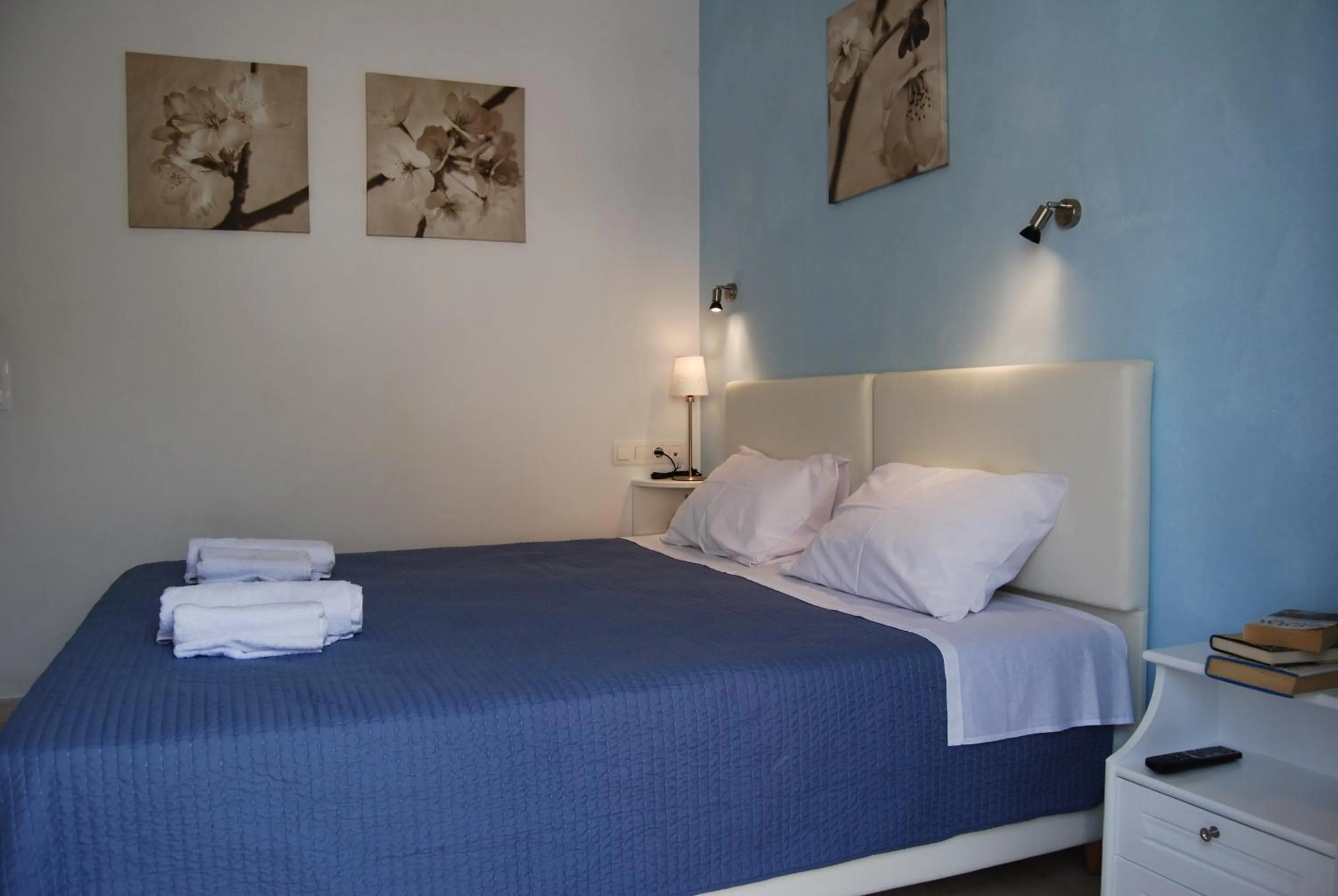 Bed in Aretousa Villas