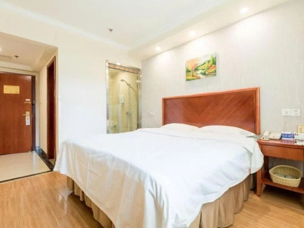 Bed in GreenTree Inn Kunshan Shimao Plaza Business Hotel
