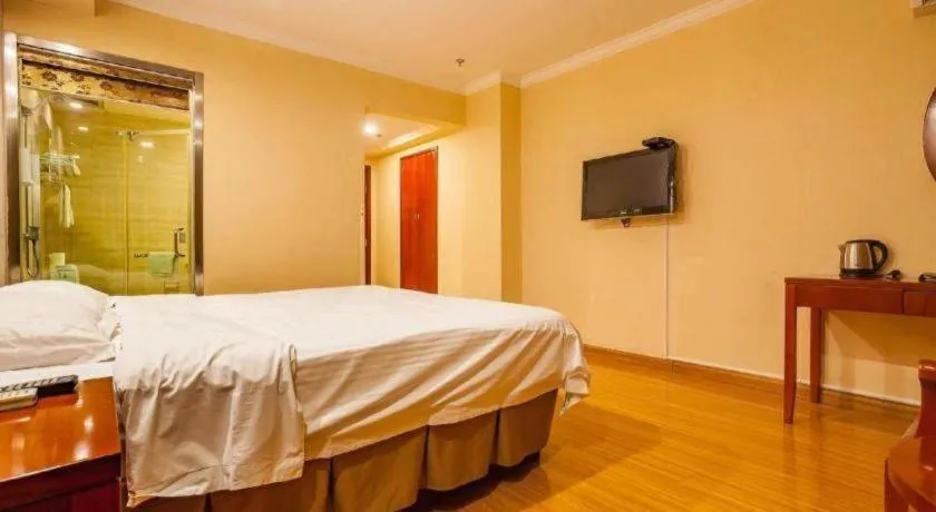 Bed in GreenTree Inn Kunshan Shimao Plaza Business Hotel