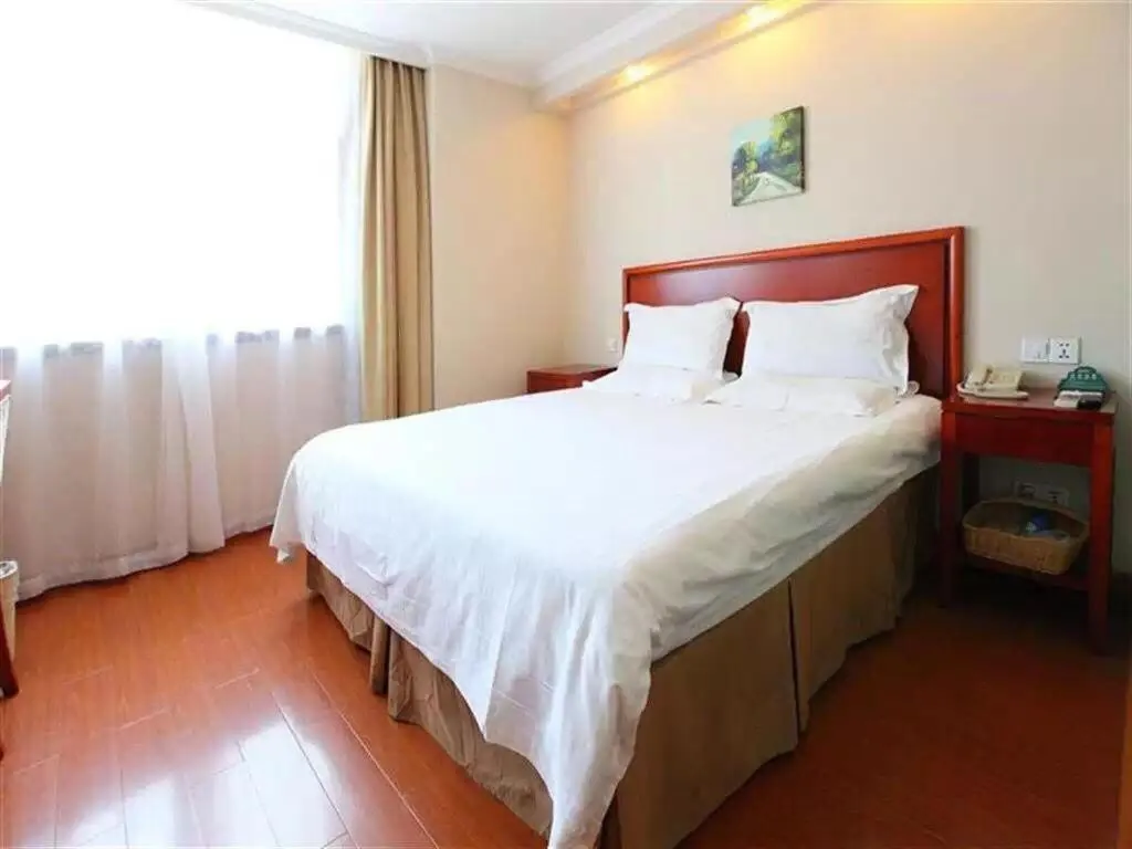 Bed in GreenTree Inn Kunshan Shimao Plaza Business Hotel