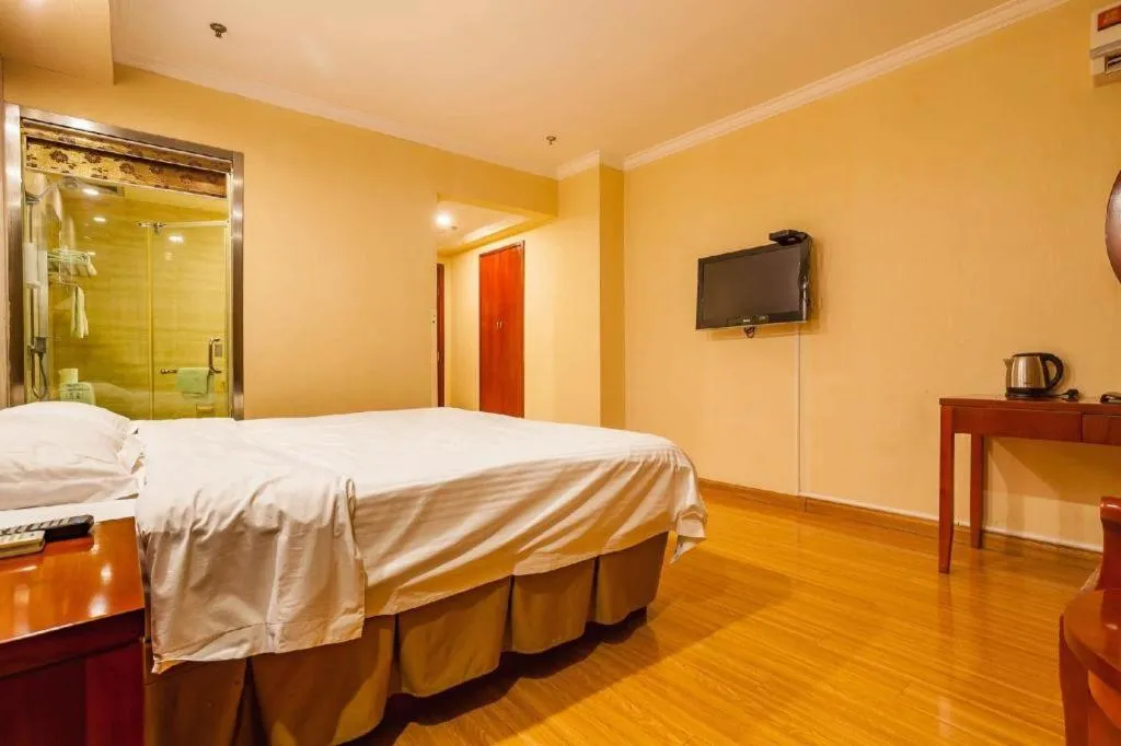 Bed in GreenTree Inn Kunshan Shimao Plaza Business Hotel