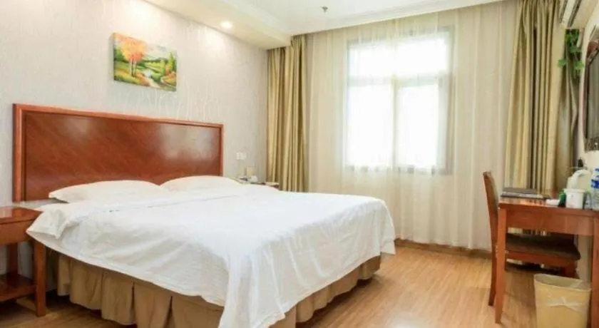 Bed in GreenTree Inn Kunshan Shimao Plaza Business Hotel