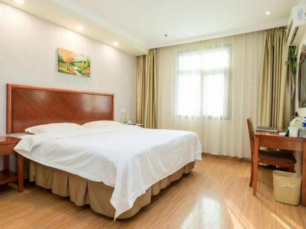 Bed in GreenTree Inn Kunshan Shimao Plaza Business Hotel