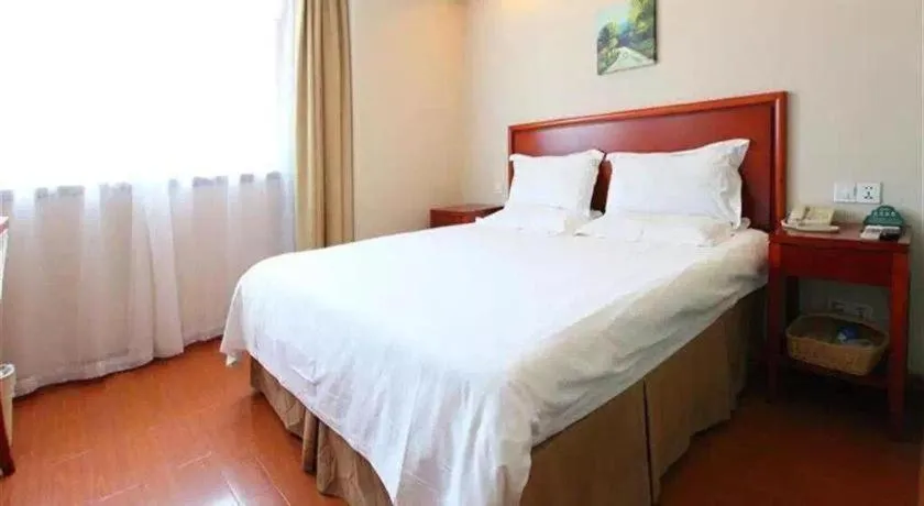 Bed in GreenTree Inn Kunshan Shimao Plaza Business Hotel