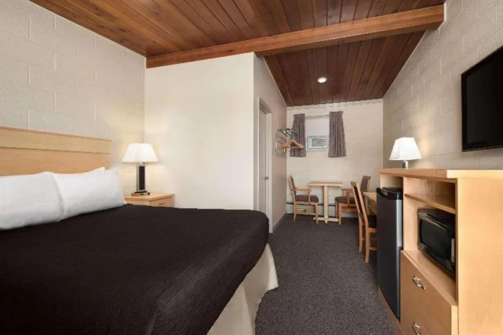 Bed in Thriftlodge Moose Jaw