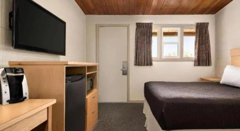 Bed in Thriftlodge Moose Jaw