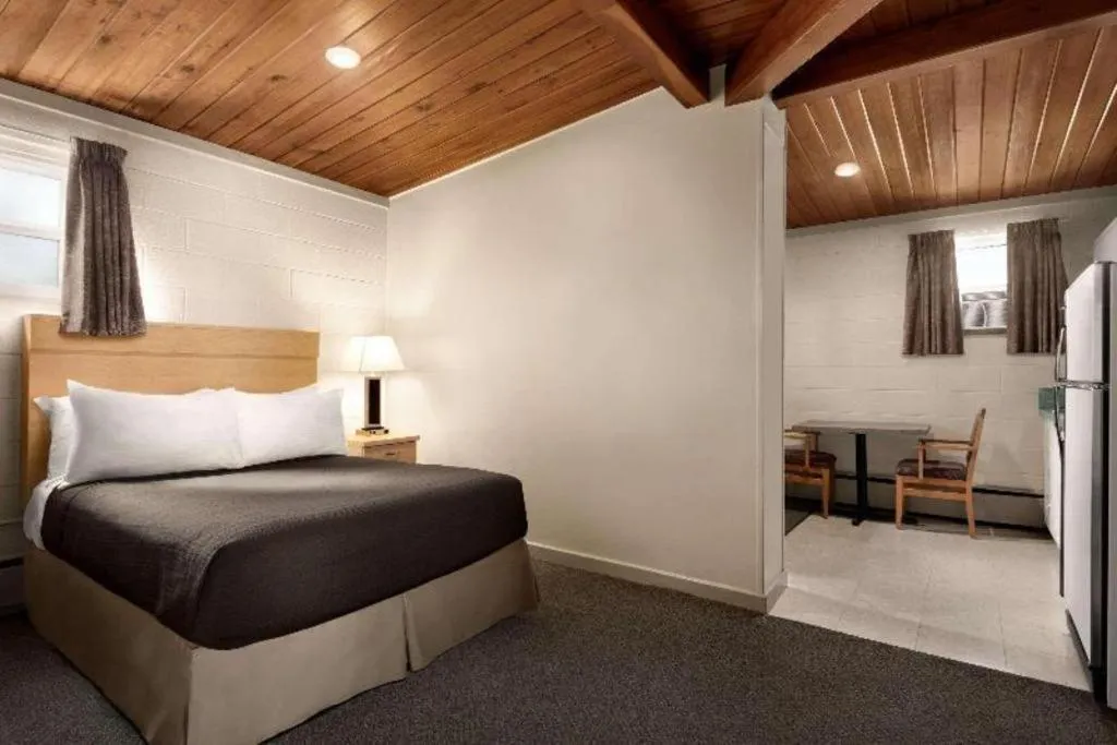 Bed in Thriftlodge Moose Jaw