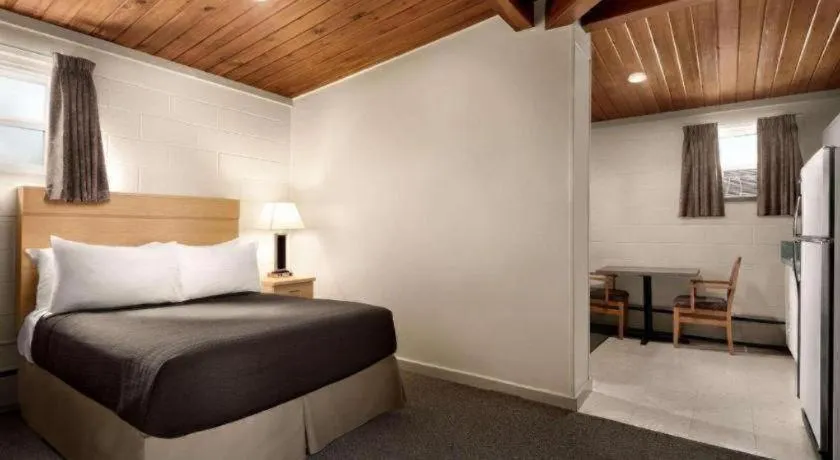 Bed in Thriftlodge Moose Jaw