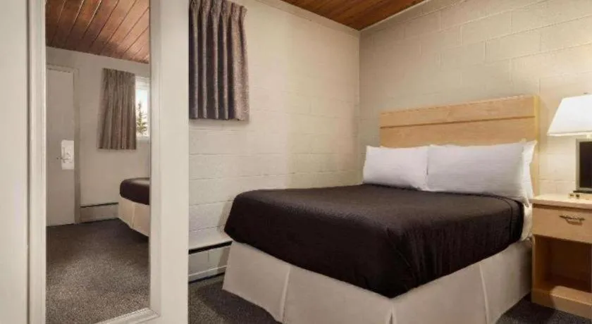 Bed in Thriftlodge Moose Jaw