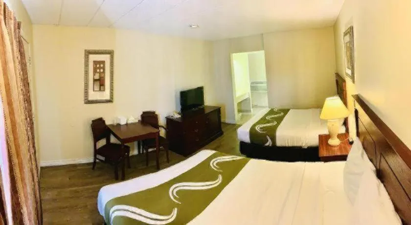 Bed in Niagara Best Inn