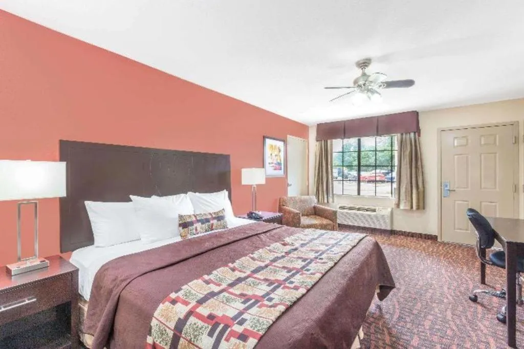 Bed in Days Inn by Wyndham Rayville