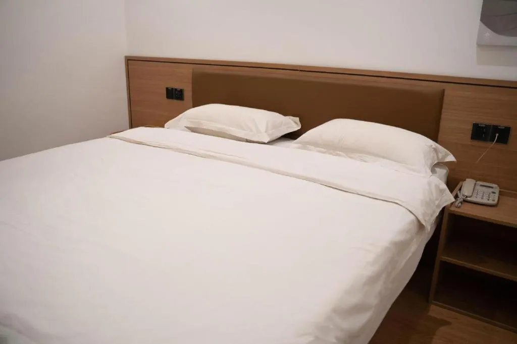 Bed in GreenTree Inn Chaoyang Shuangta District Bus Station