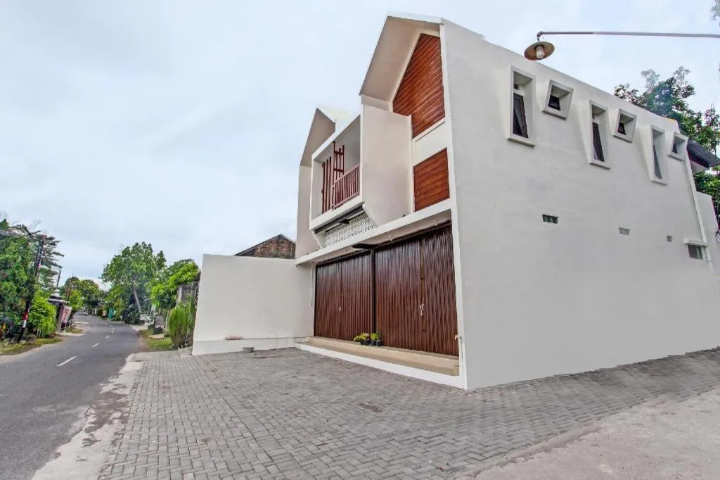 Super OYO 91816 Griya Putih