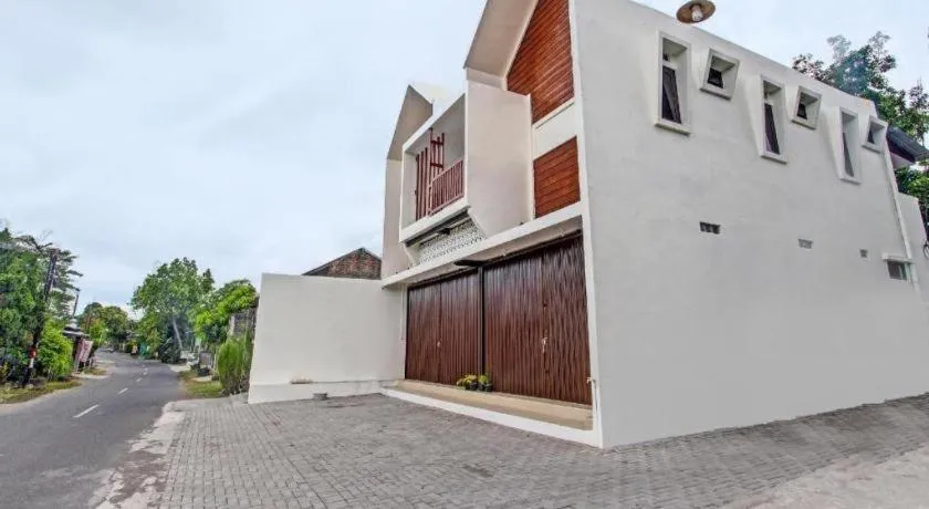 Super OYO 91816 Griya Putih