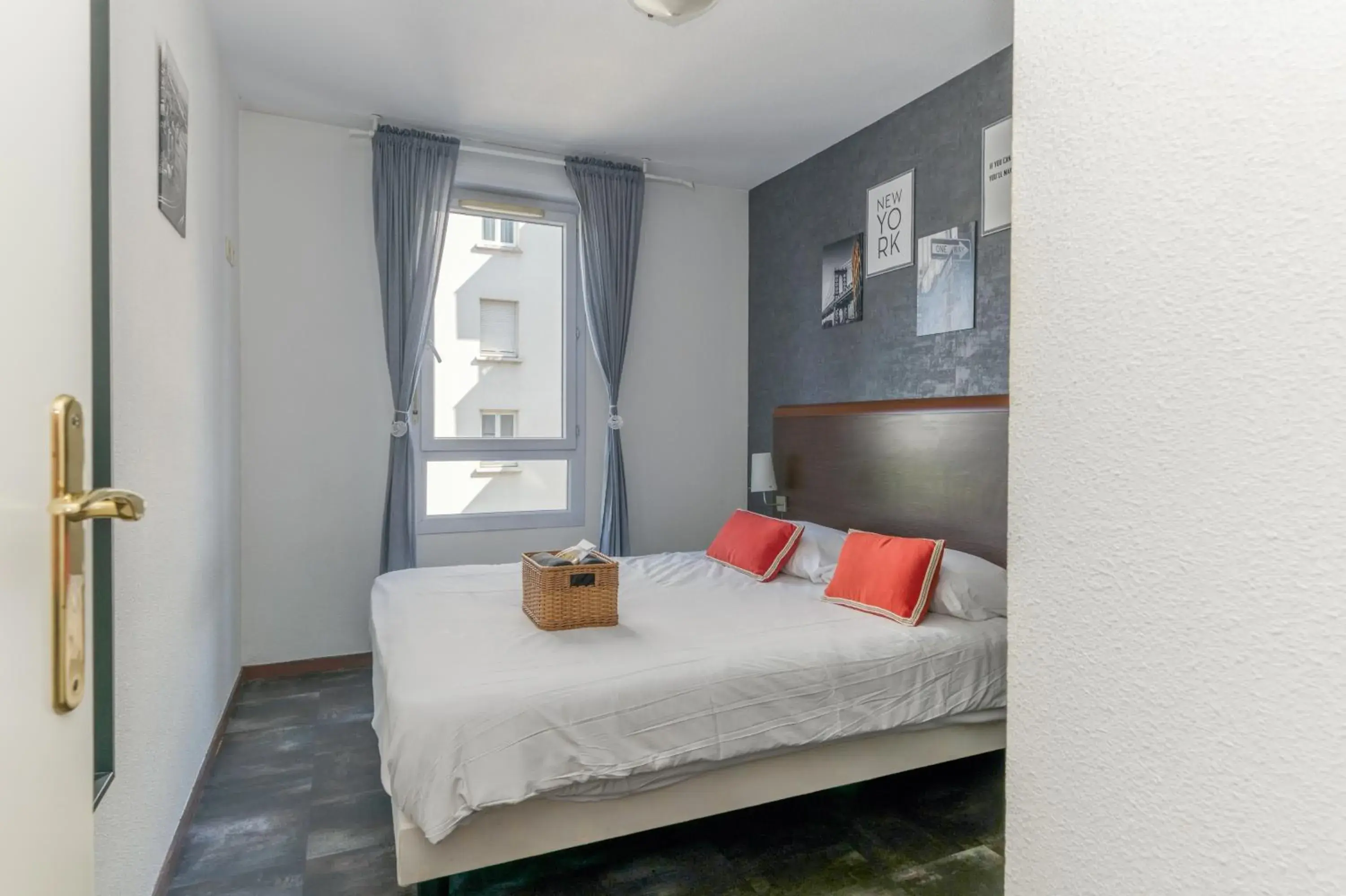 Bedroom, Bed in R'Apparts T2 Le New York Bedroom, Bed in R'Apparts T2 Le New York