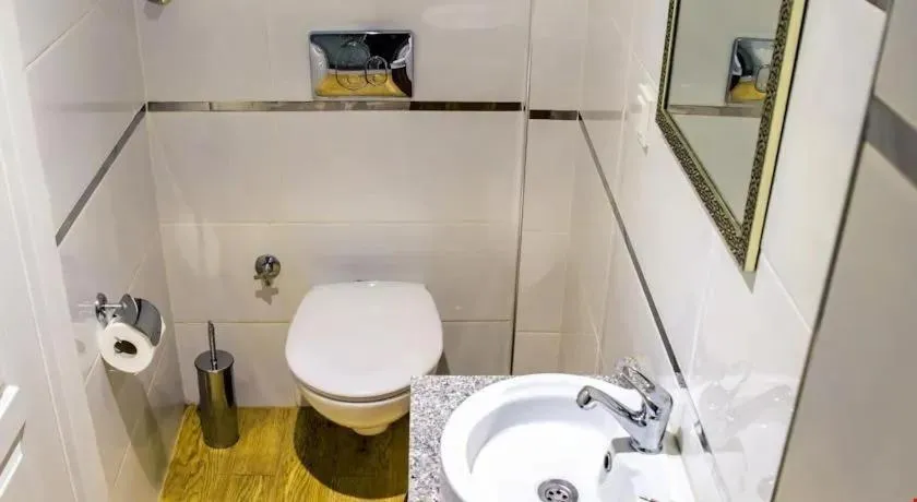 Smyrna Homes & Suits