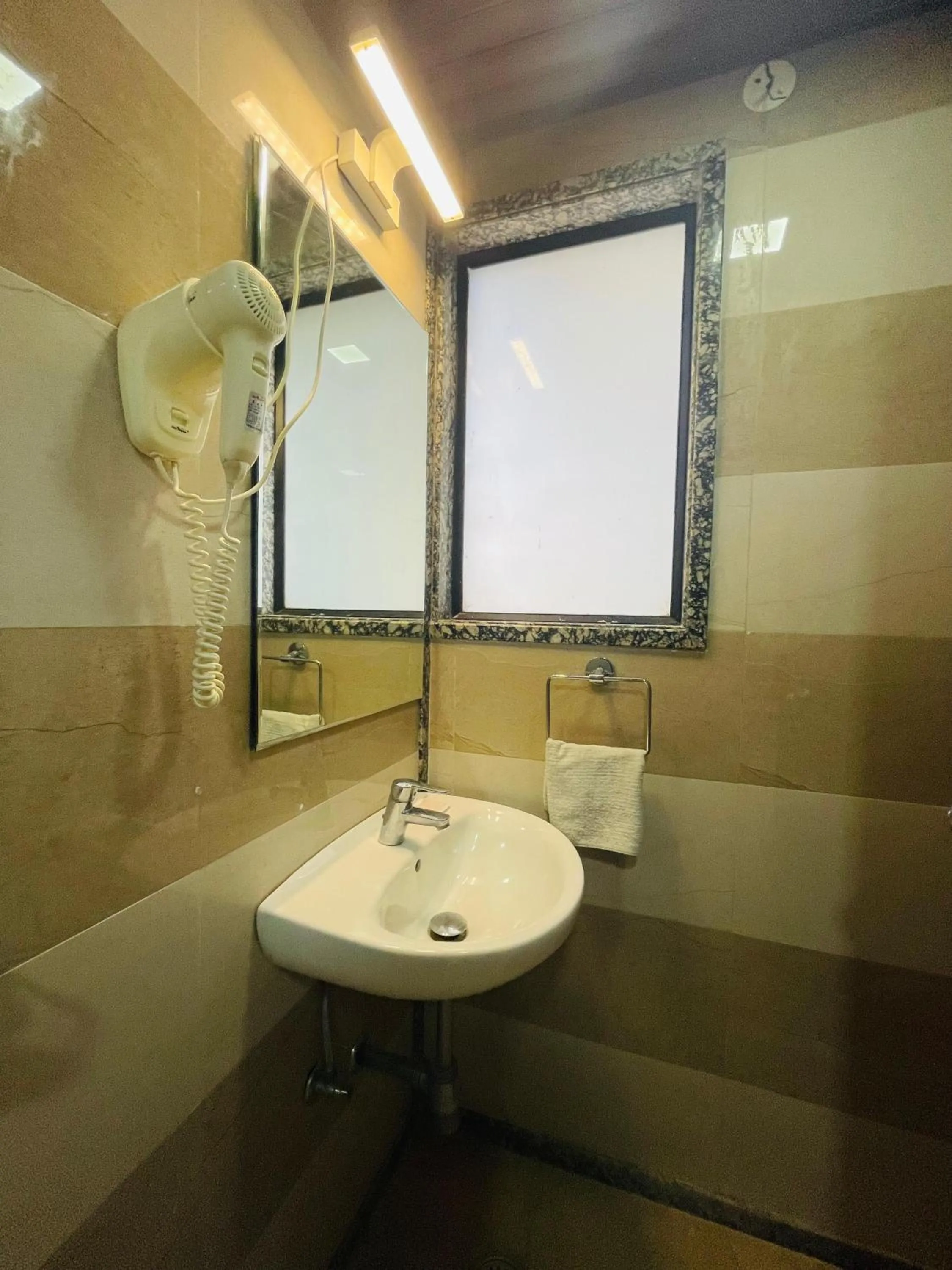 Shower in Hotel Kc Inn Ajmer