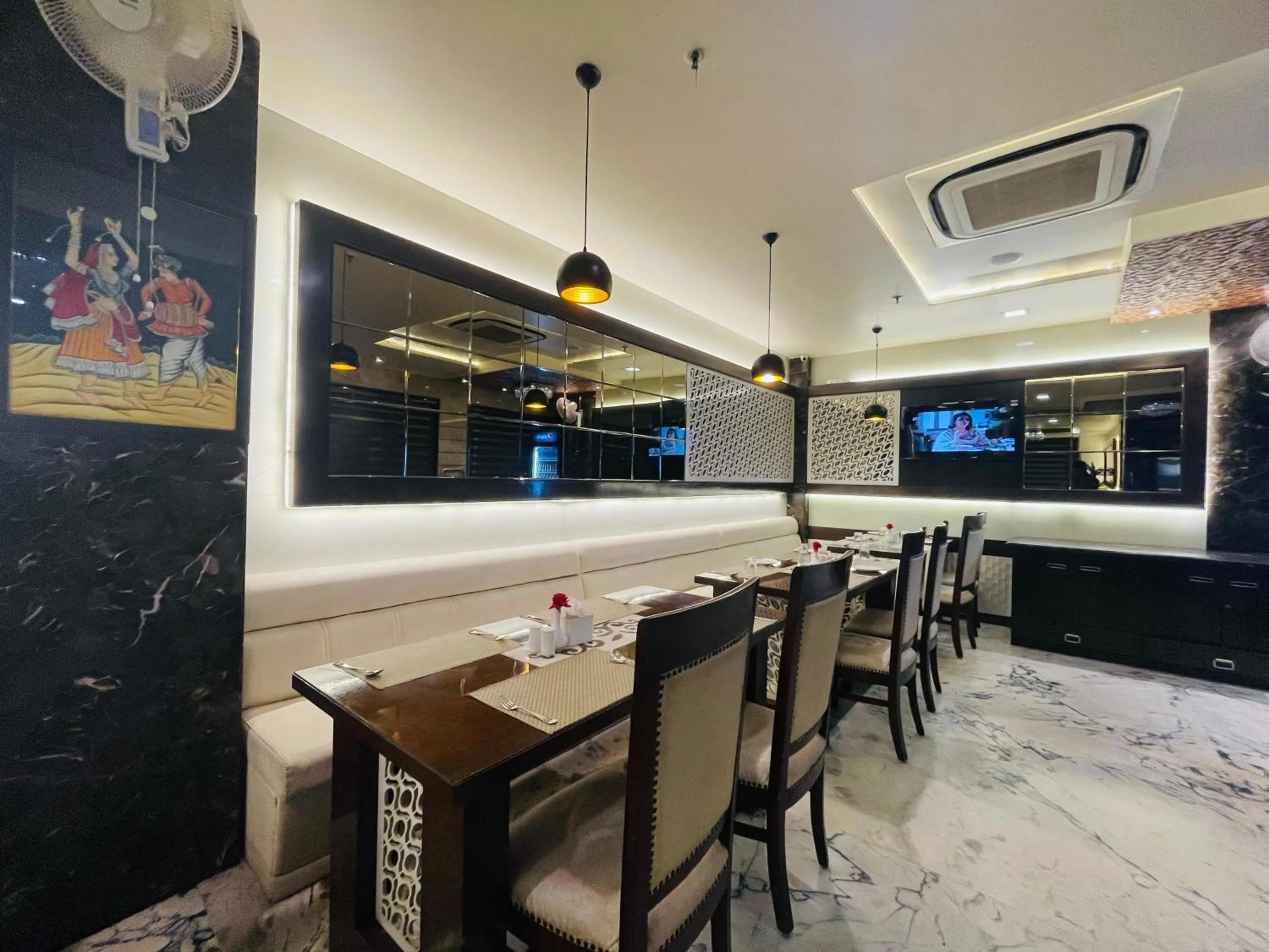 Restaurant/places to eat in Hotel Kc Inn Ajmer
