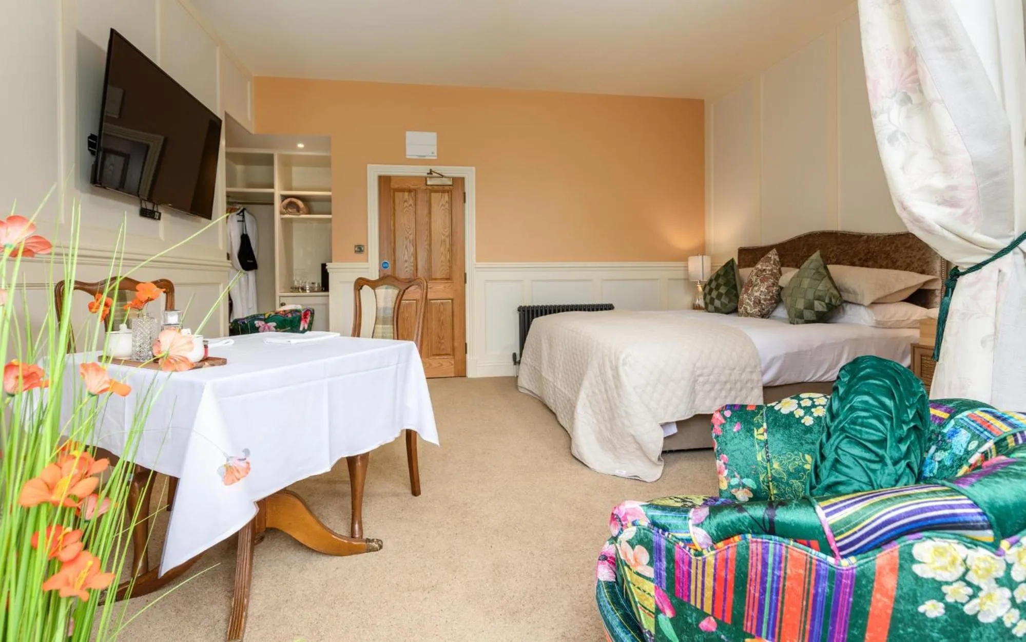 Seating area, Bed in Grange Manor