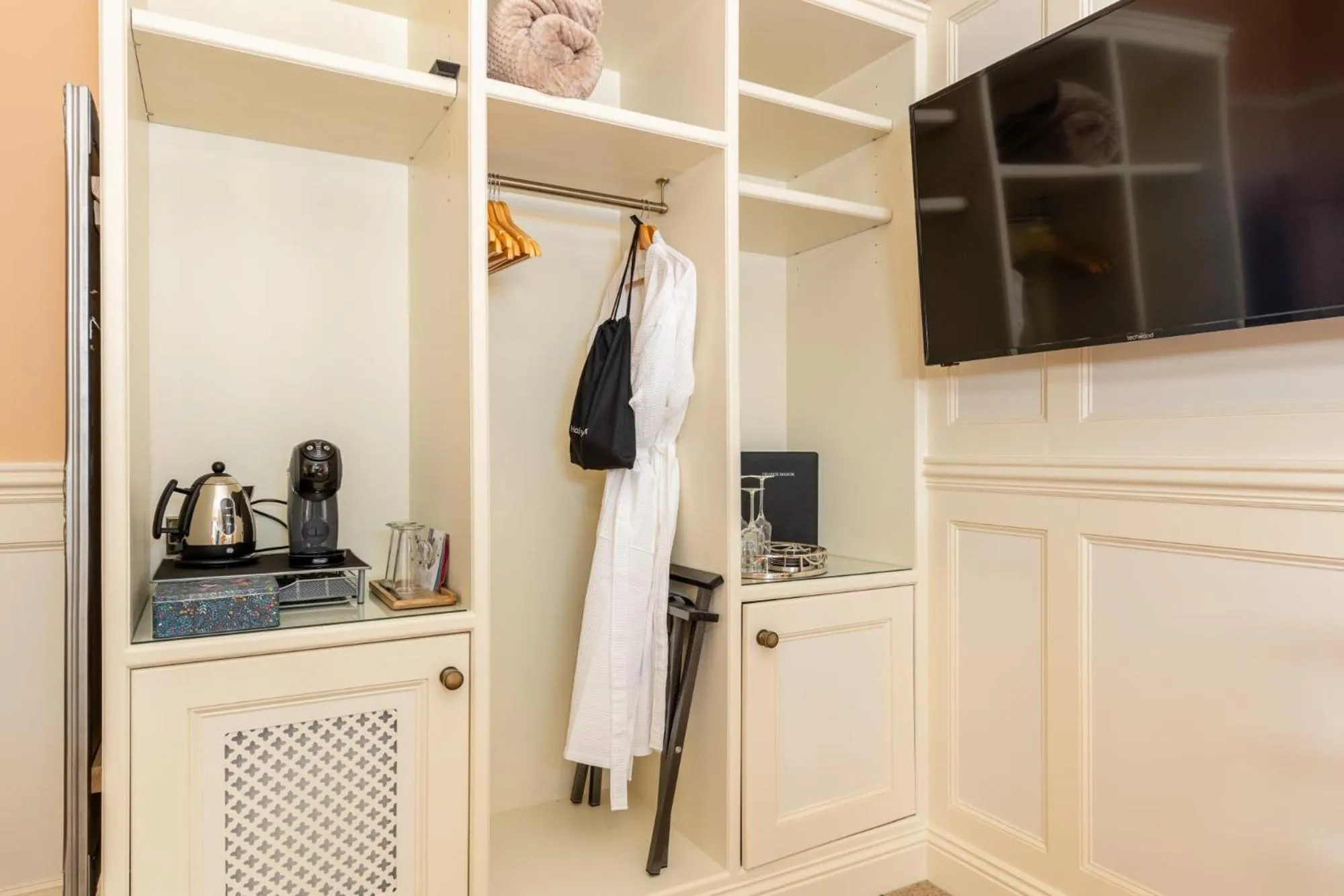 TV and multimedia in Grange Manor
