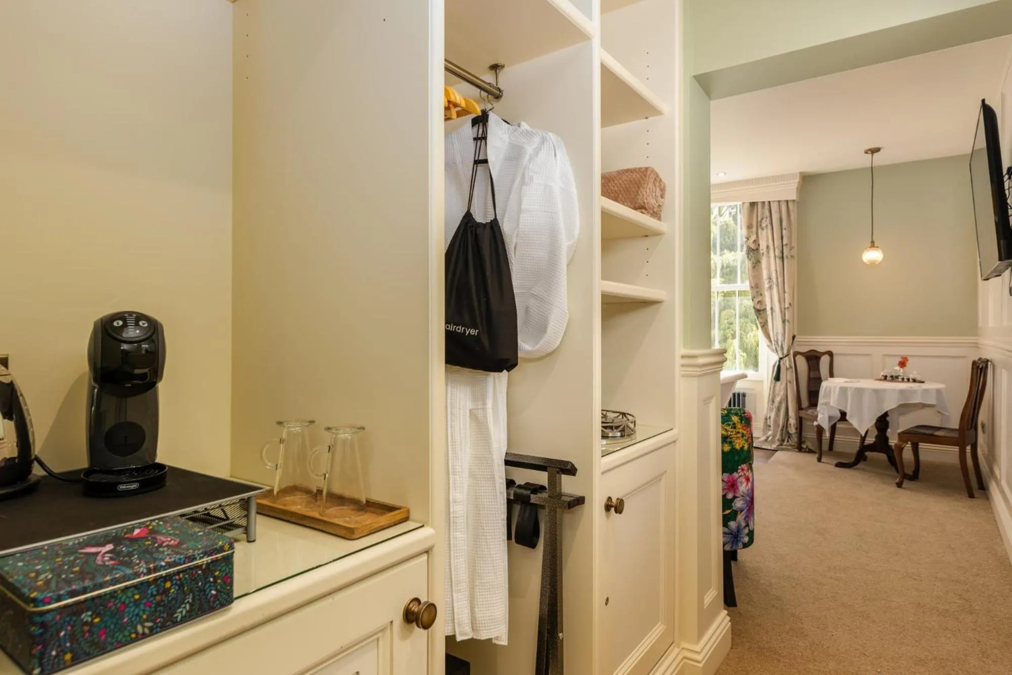 Coffee/tea facilities, Bed in Grange Manor