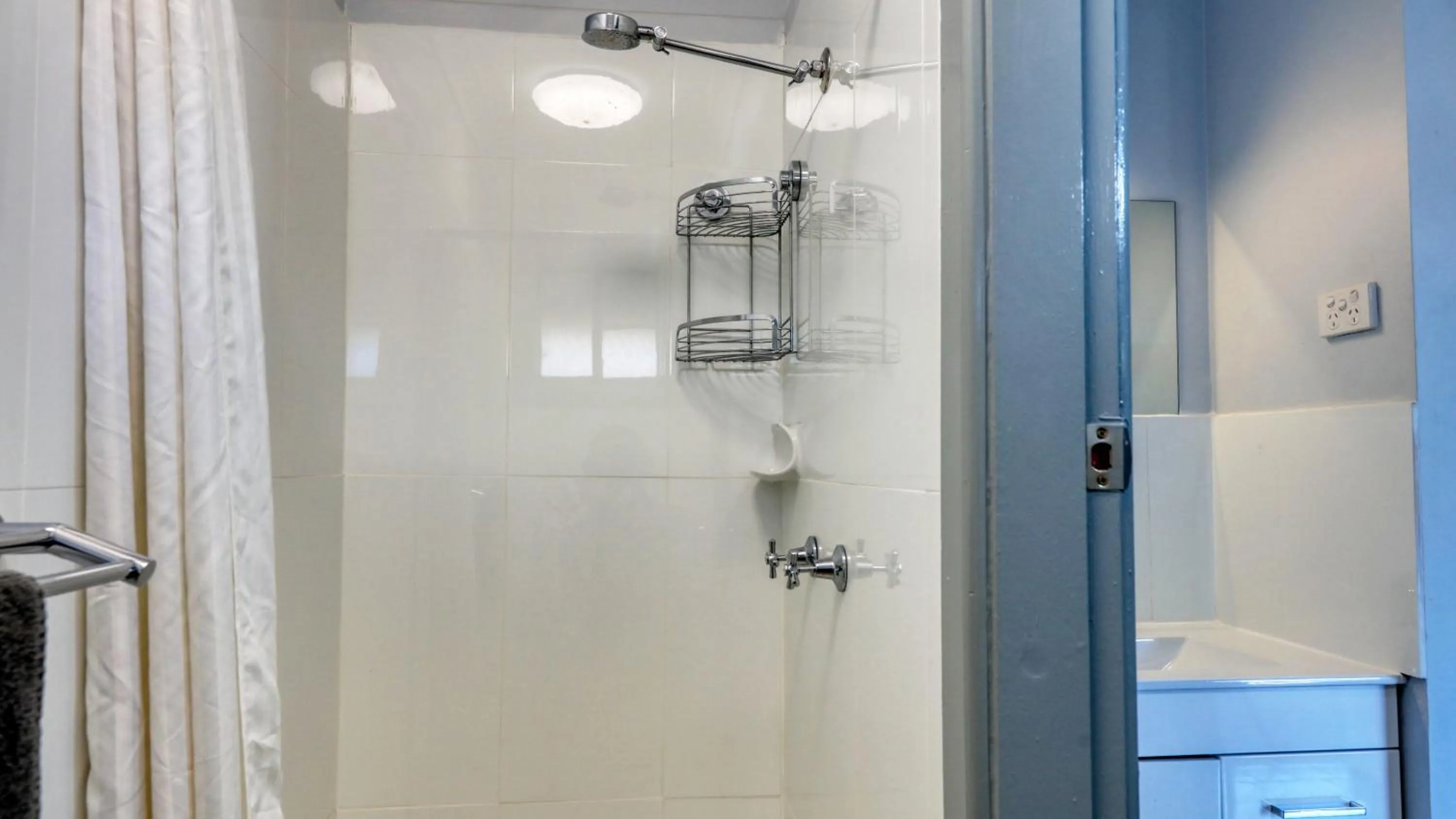 Shower in The Major Mitchell Motel