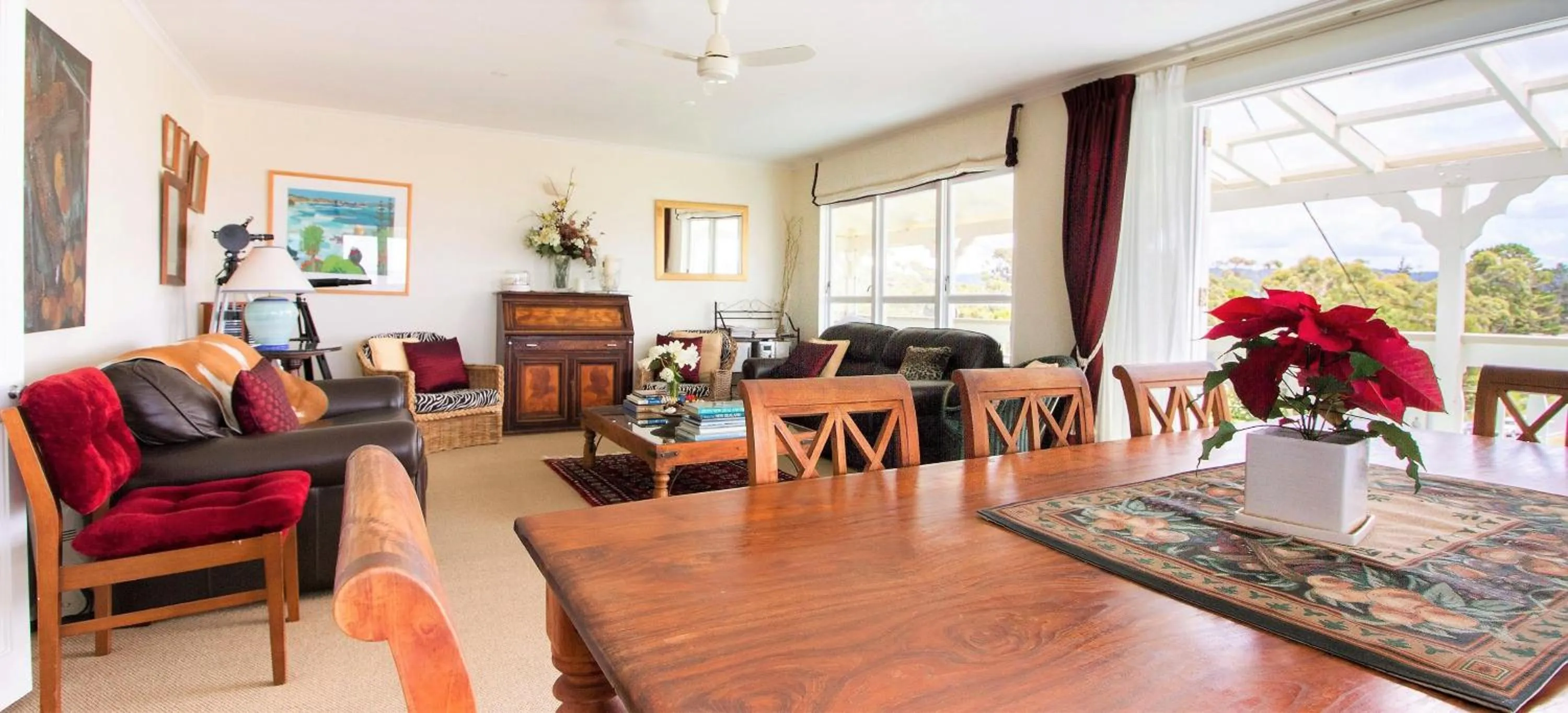 Communal lounge/ TV room in Mangawhai Lodge