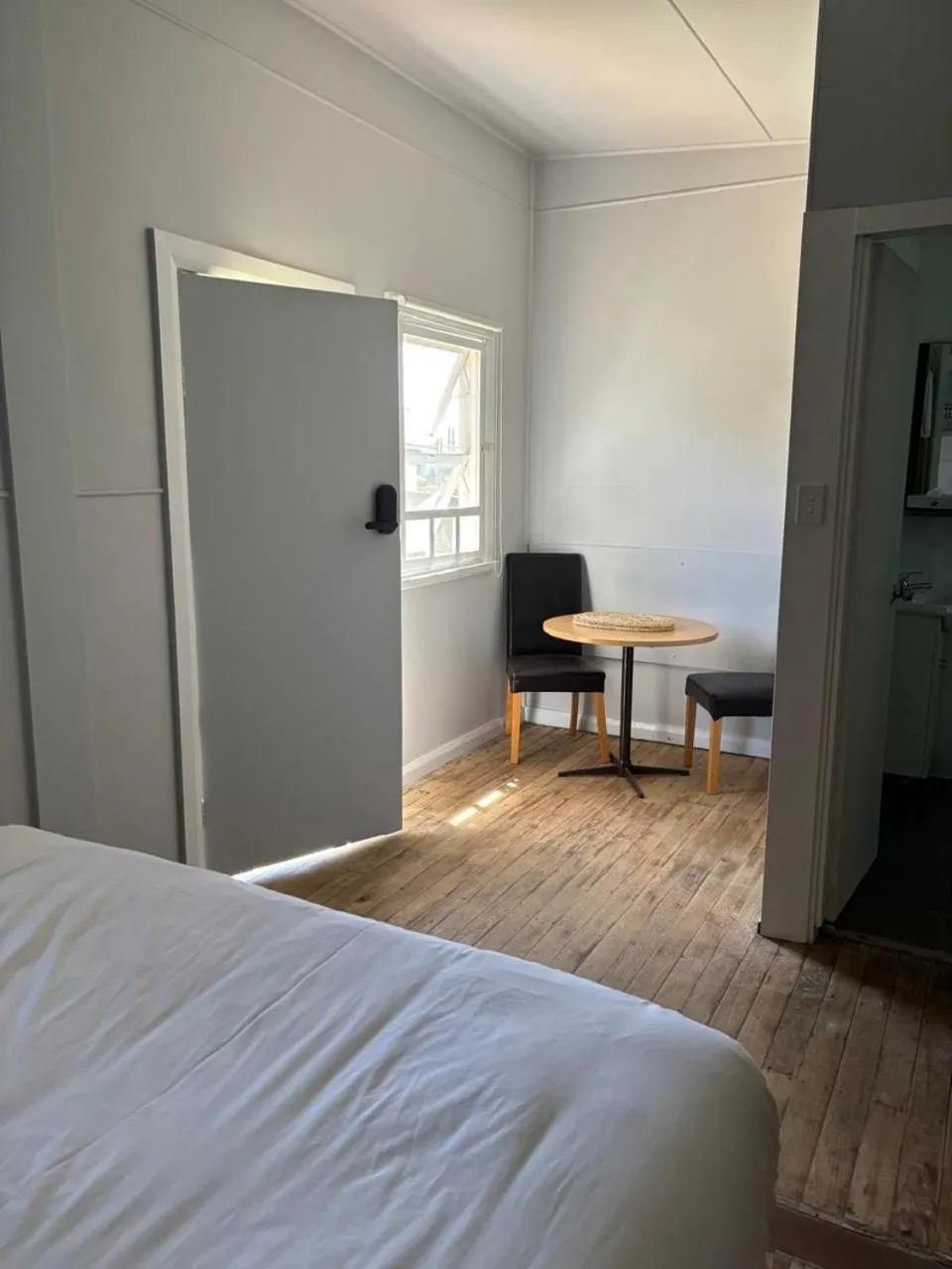 Living room, Bed in The Tree Motel