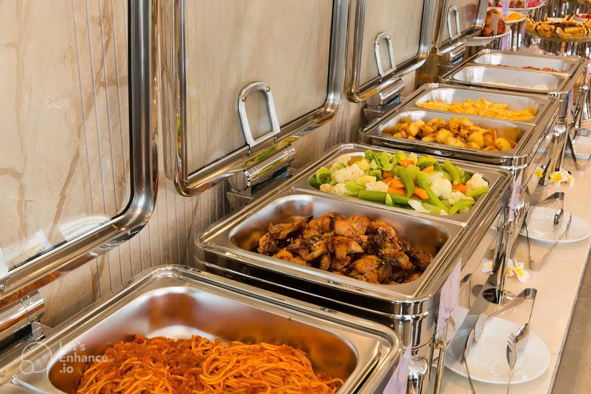 Restaurant/places to eat in Royal Family Hotel Restaurant/places to eat in Royal Family Hotel