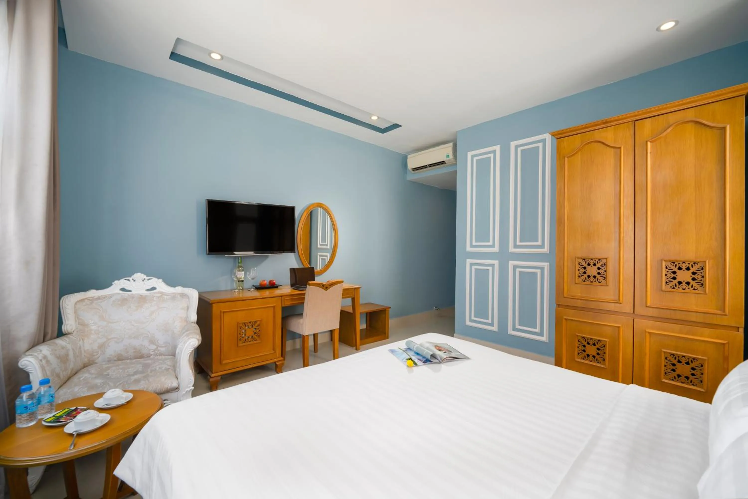 Photo of the whole room, Bed in Royal Family Hotel