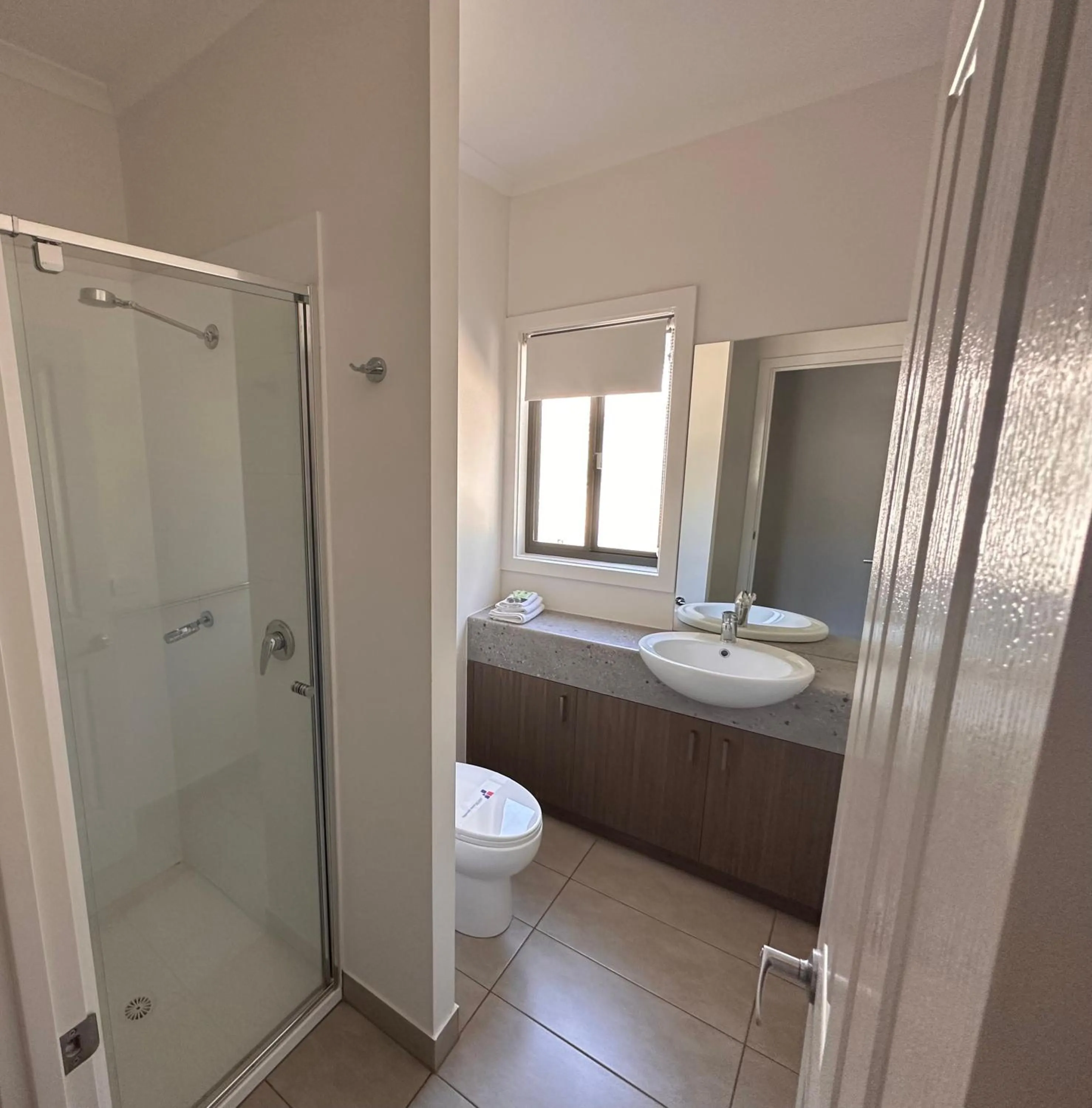 Bathroom, Bed in Bundalong Villas
